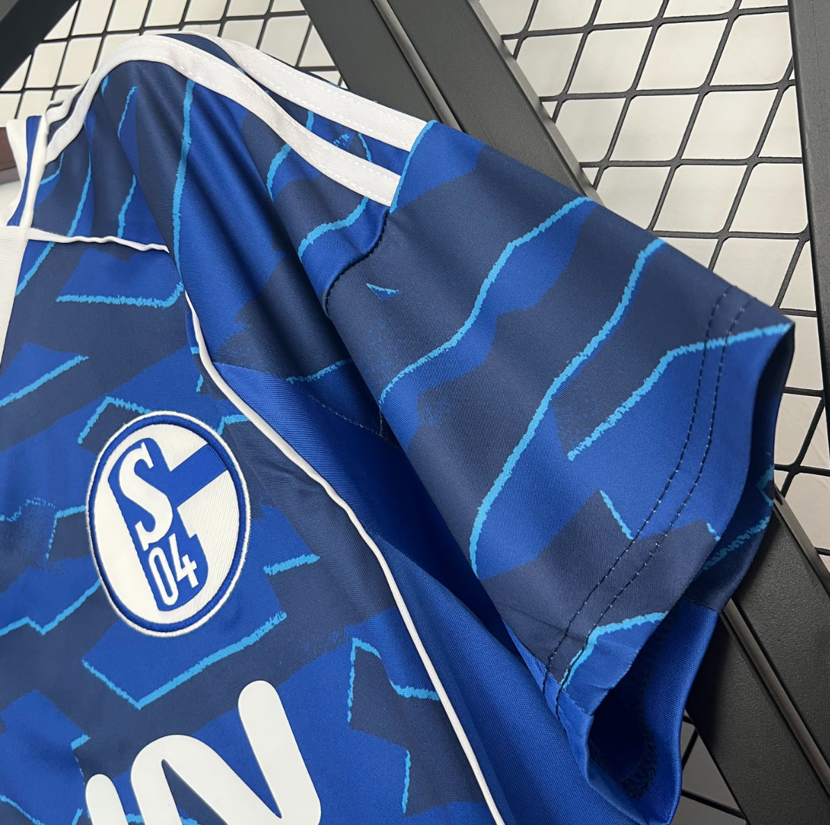Camiseta Schalke 04 2025/26 primera equipación versión fan lateral – Cortita y al Pie
