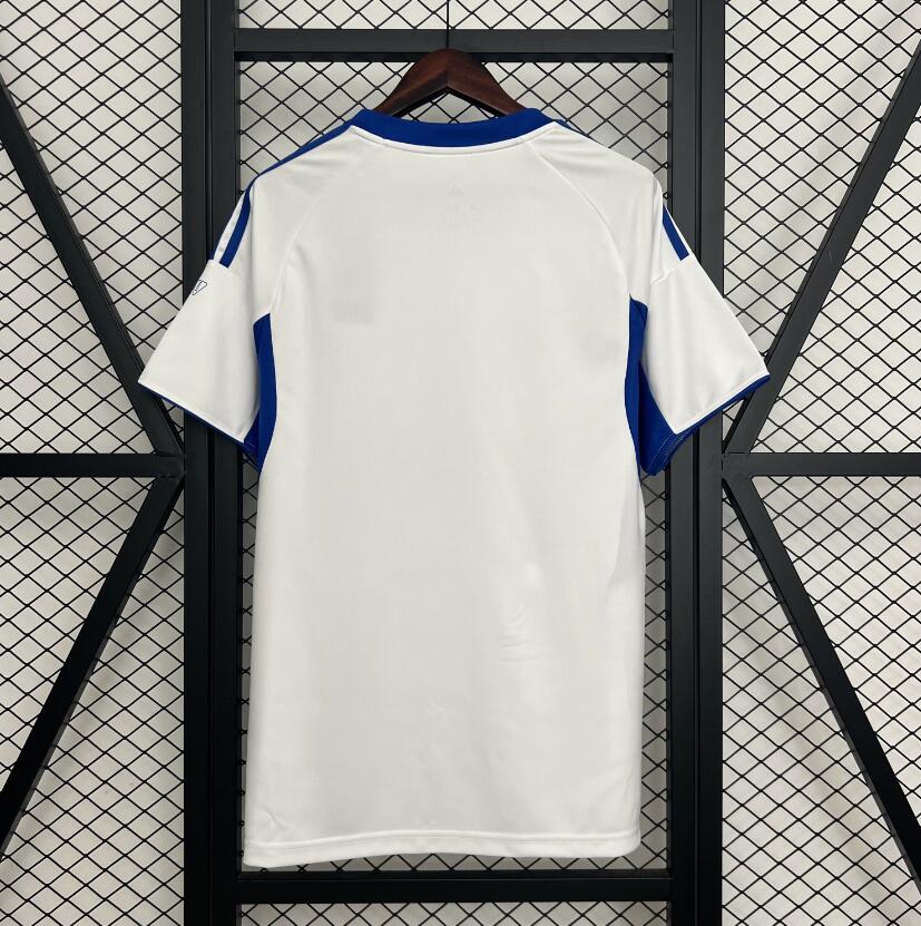Camiseta Schalke 04 2025/26 segunda equipación versión fan detalle escudo – Cortita y al Pie