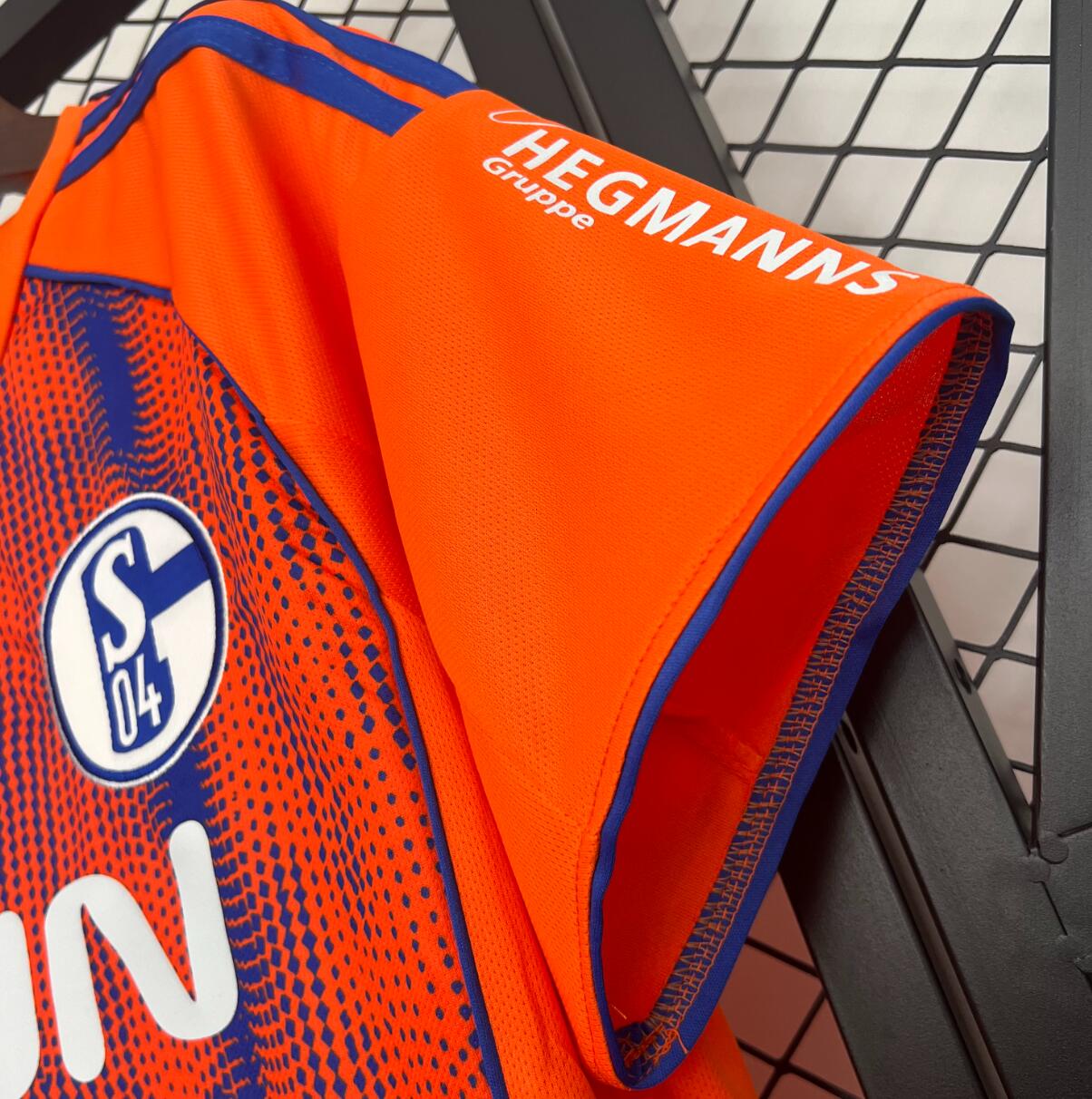 Camiseta Schalke 04 2025/26 tercera equipación versión fan lateral – Cortita y al Pie