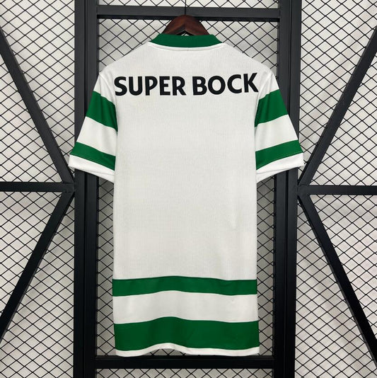Camiseta Sporting de Lisboa 2025/26 primera equipación versión fan detalle escudo – Cortita y al Pie