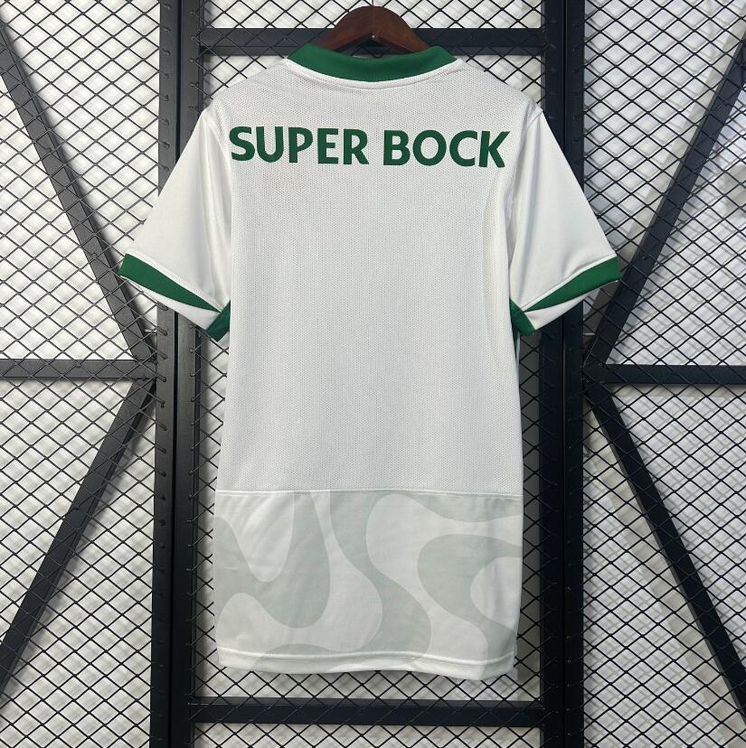 Camiseta Sporting de Lisboa 2025/26 segunda equipación versión fan detalle escudo – Cortita y al Pie