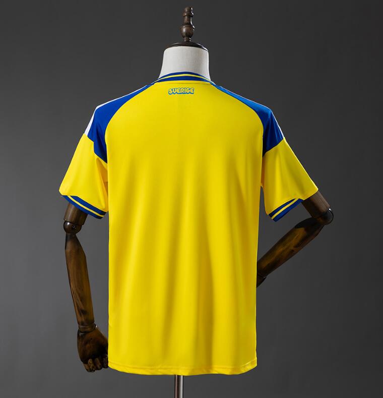 Camiseta Suecia Mundial 2026 primera equipación versión fan detalle escudo – Cortita y al Pie