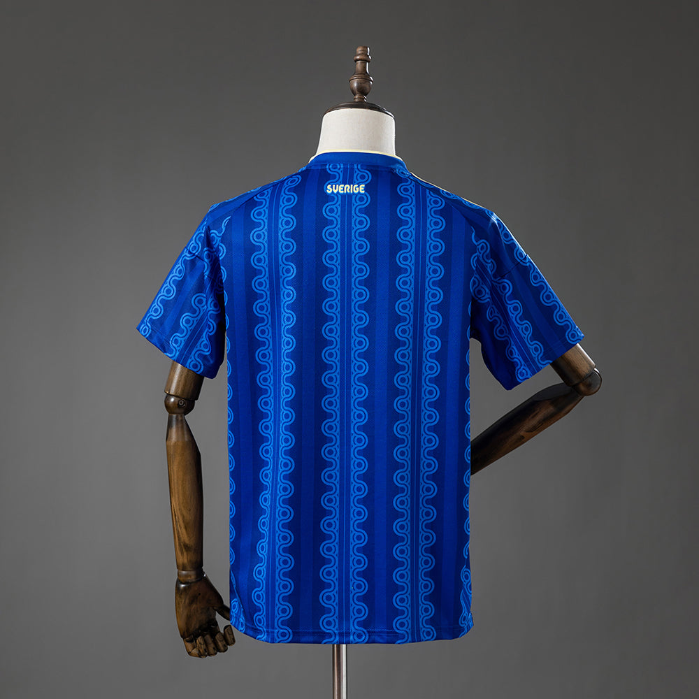 Camiseta Suecia Mundial 2026 segunda equipación versión fan azul detalle – Cortita y al Pie