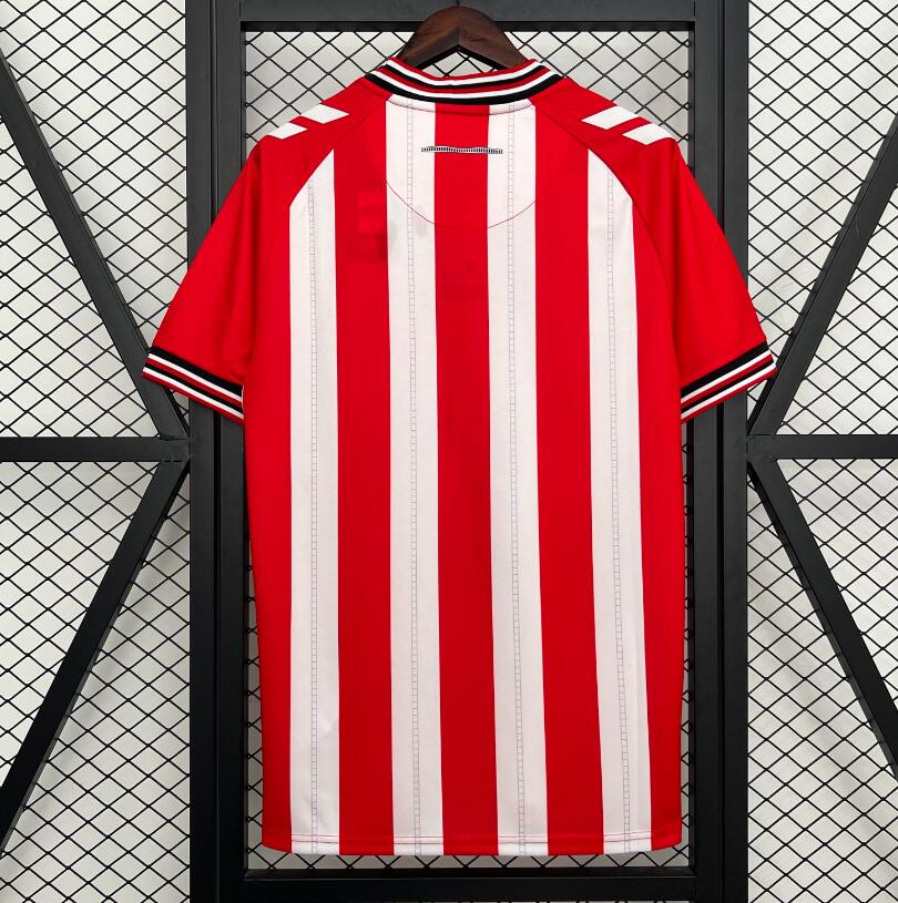 Camiseta Sunderland 2025/26 primera equipación versión fan detalle escudo – Cortita y al Pie