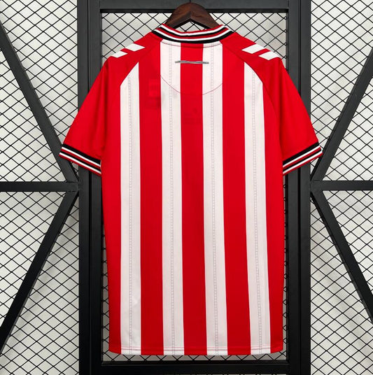 Camiseta Sunderland 2025/26 primera equipación versión fan detalle escudo – Cortita y al Pie