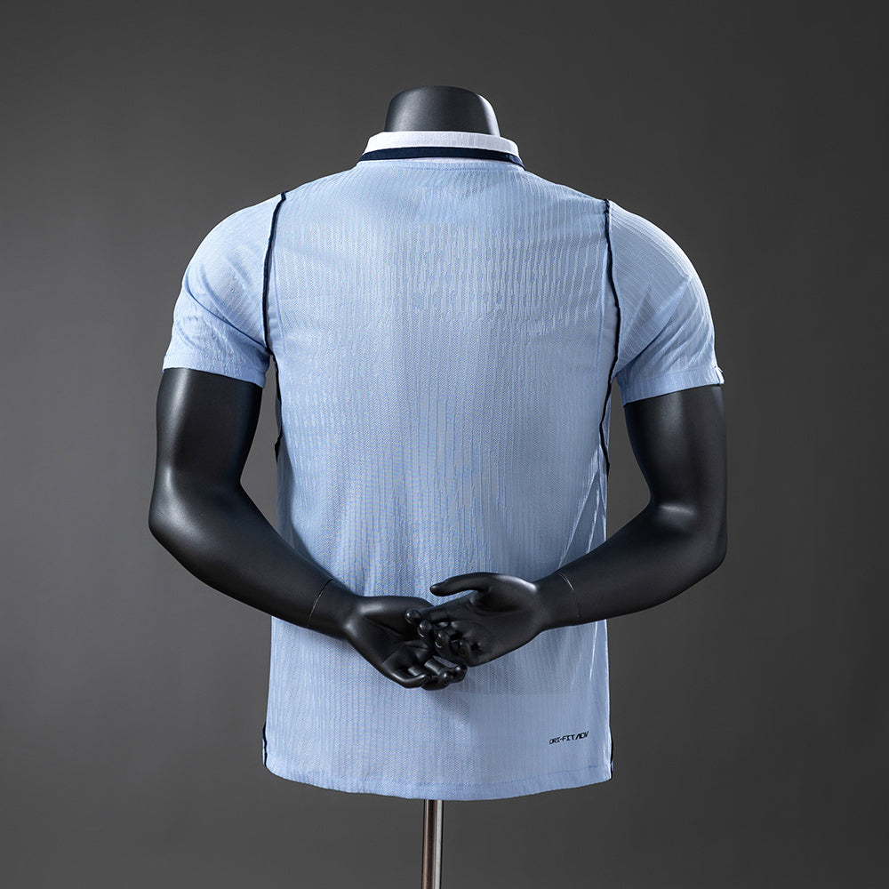 Camiseta Uruguay Mundial 2026 primera equipación versión jugador detalle escudo – Cortita y al Pie