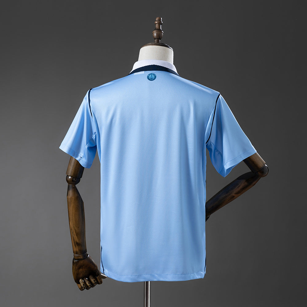Camiseta Uruguay Mundial 2026 primera equipación versión fan detalle escudo AUF – Cortita y al Pie