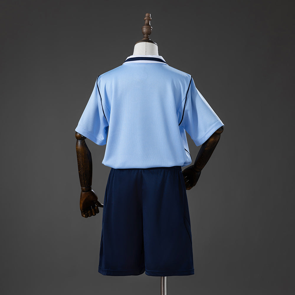 Camiseta Uruguay Mundial 2026 primera equipación versión niño detalle escudo – Cortita y al Pie