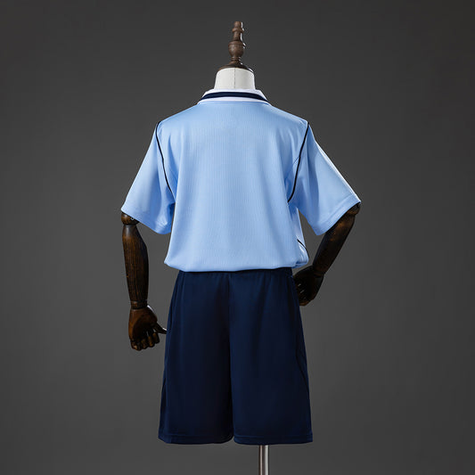Camiseta Uruguay Mundial 2026 primera equipación versión niño detalle escudo – Cortita y al Pie