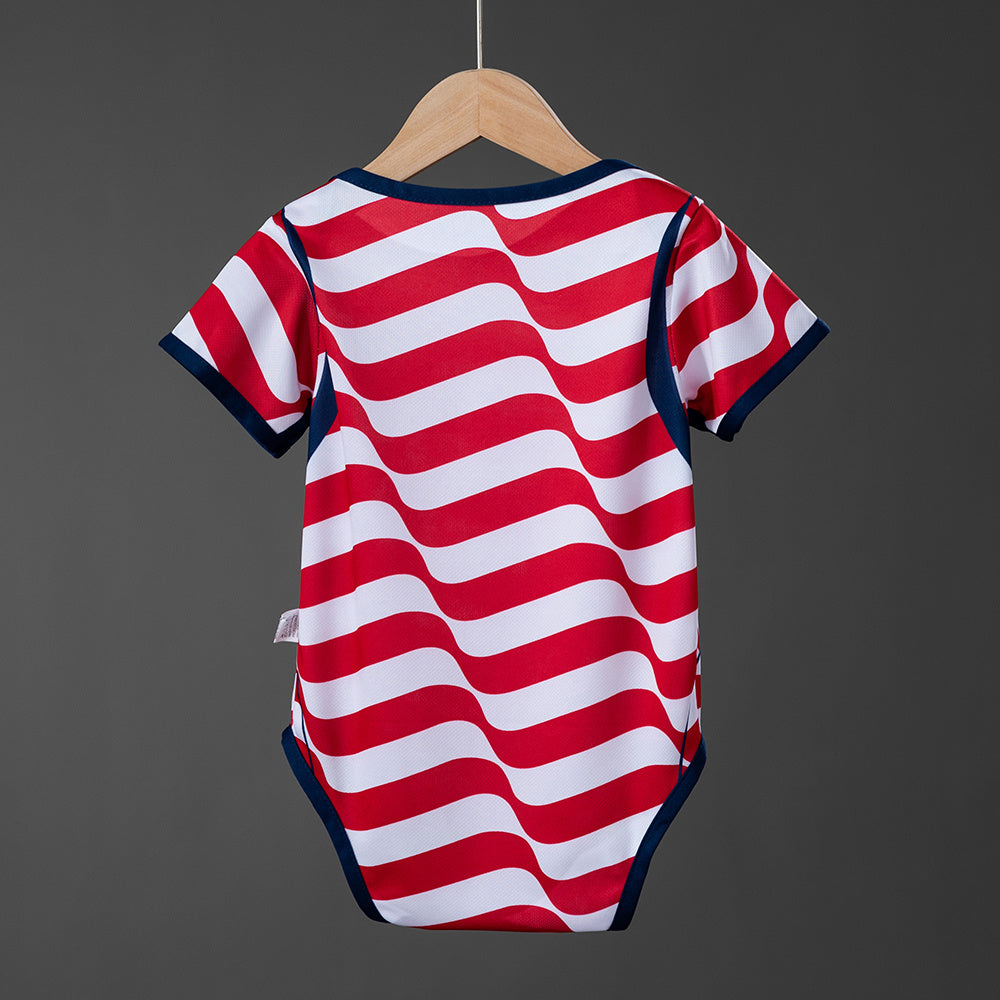 Body Estados Unidos Mundial 2026 primera equipación versión bebé detalle escudo – Cortita y al Pie
