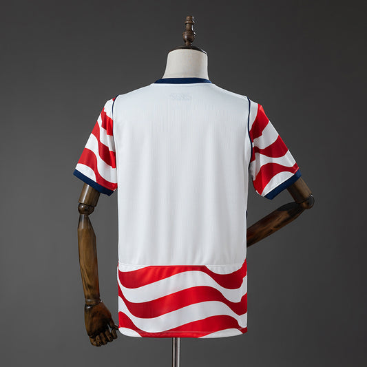 Camiseta Estados Unidos Mundial 2026 primera equipación versión fan detalle escudo – Cortita y al Pie