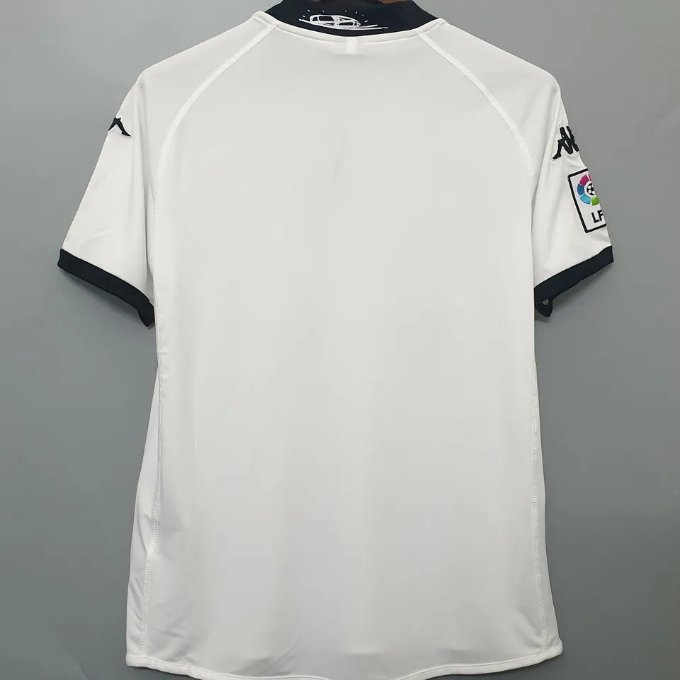 Camiseta retro Valencia CF 2009/10 primera equipación detalle escudo – Cortita y al Pie