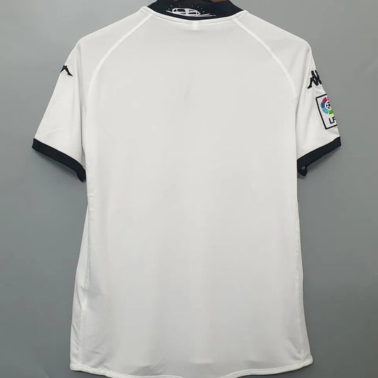 Camiseta retro Valencia CF 2009/10 primera equipación detalle escudo – Cortita y al Pie