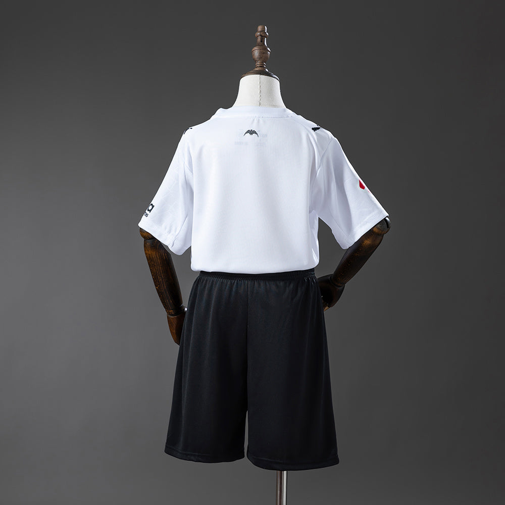 Camiseta Valencia CF 2025/26 primera equipación versión niño detalle escudo – Cortita y al Pie