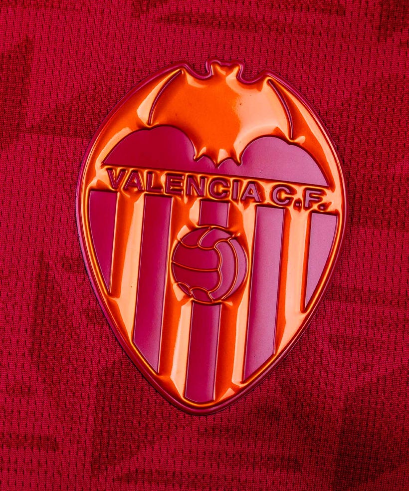 Camiseta Valencia CF 2025/26 segunda equipación versión fan naranja lateral – Cortita y al Pie