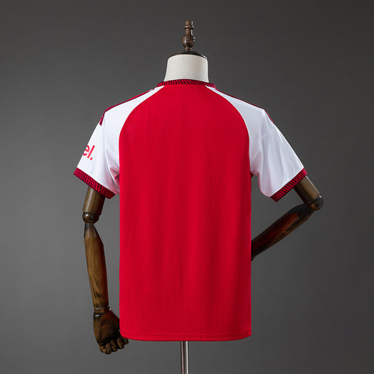 Camiseta Arsenal 2026/27 primera equipación versión fan detalle escudo – Cortita y al Pie
