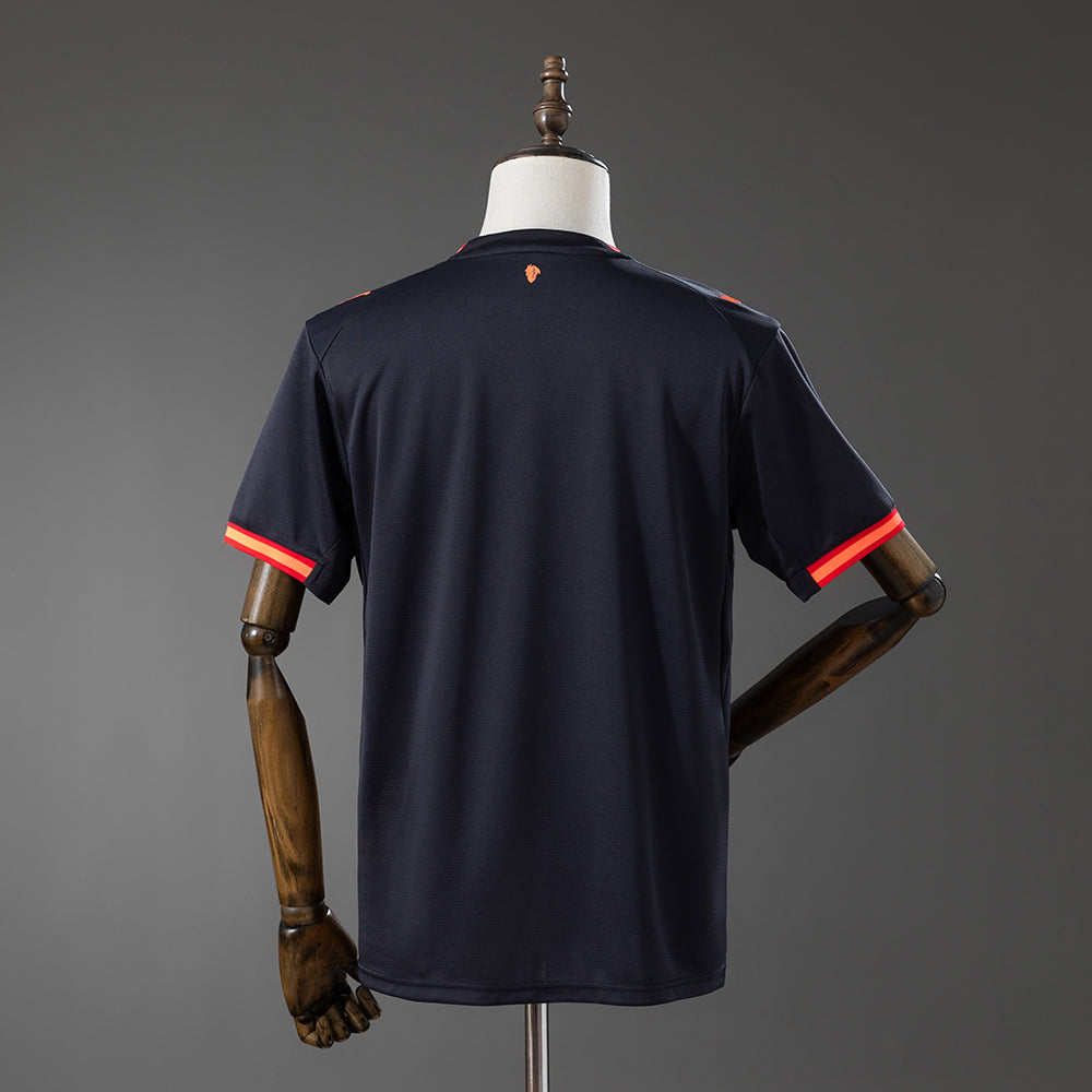 Camiseta AC Milan 2026/27 tercera equipación versión fan detalle escudo – Cortita y al Pie