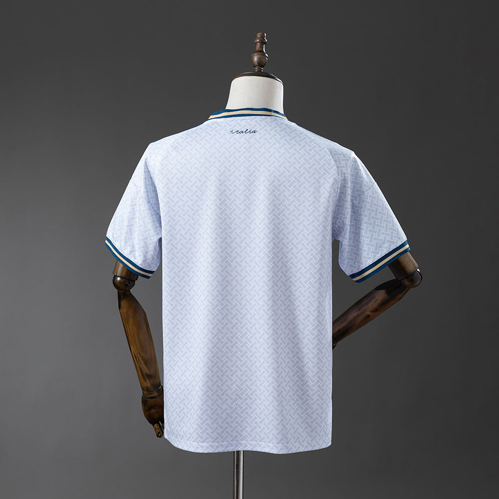 Camiseta Italia Mundial 2026 segunda equipación versión fan blanca detalle escudo – Cortita y al Pie
