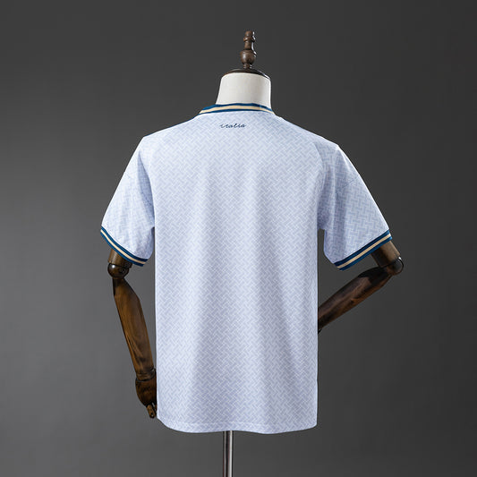 Camiseta Italia Mundial 2026 segunda equipación versión fan blanca detalle escudo – Cortita y al Pie