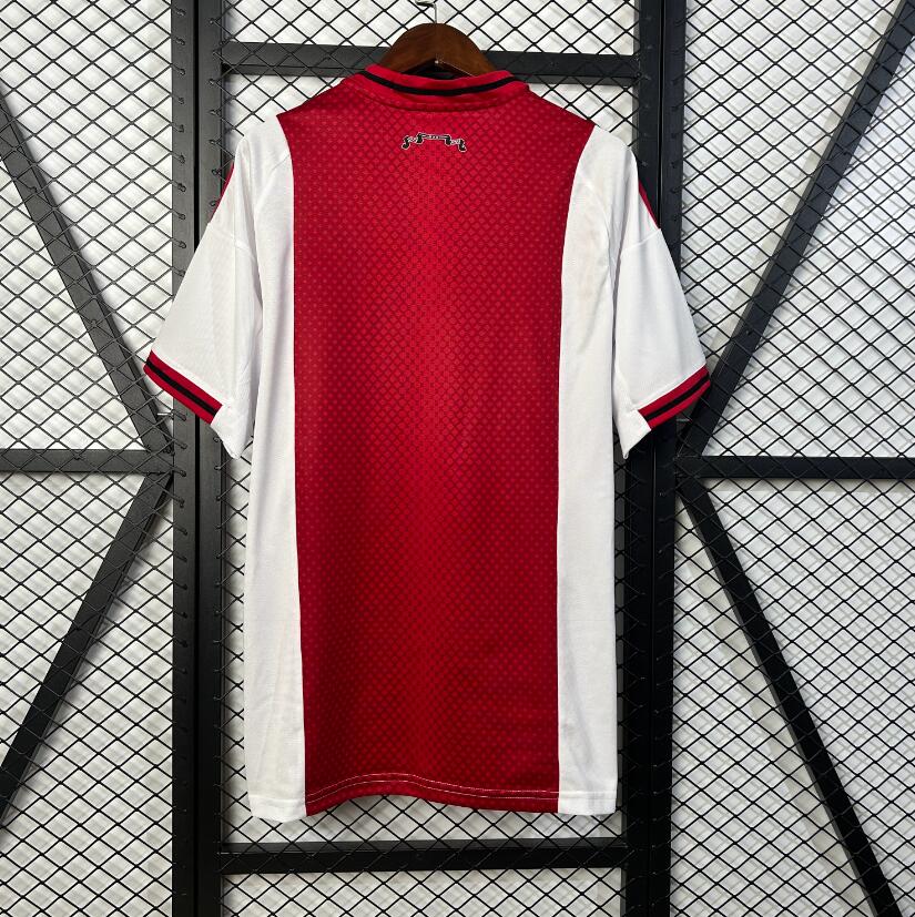 Camiseta Ajax 2025/26 primera equipación versión fan detalle escudo – Cortita y al Pie