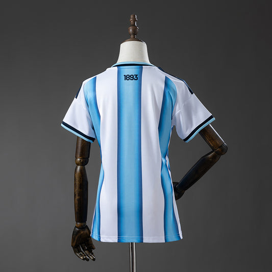 Camiseta Argentina Mundial 2026 primera equipación versión fan mujer detalle – Cortita y al Pie