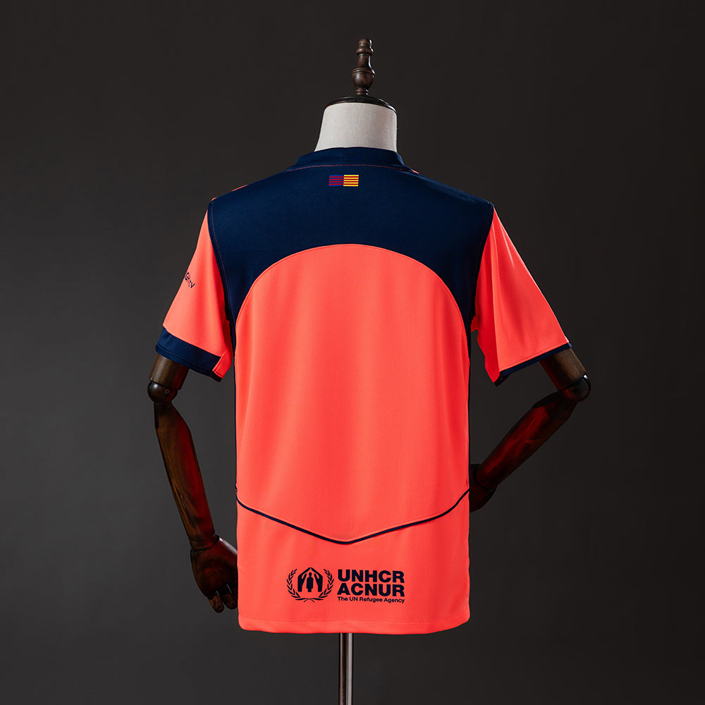 Camiseta FC Barcelona 2025/26 tercera equipación versión fan detalle escudo – Cortita y al Pie