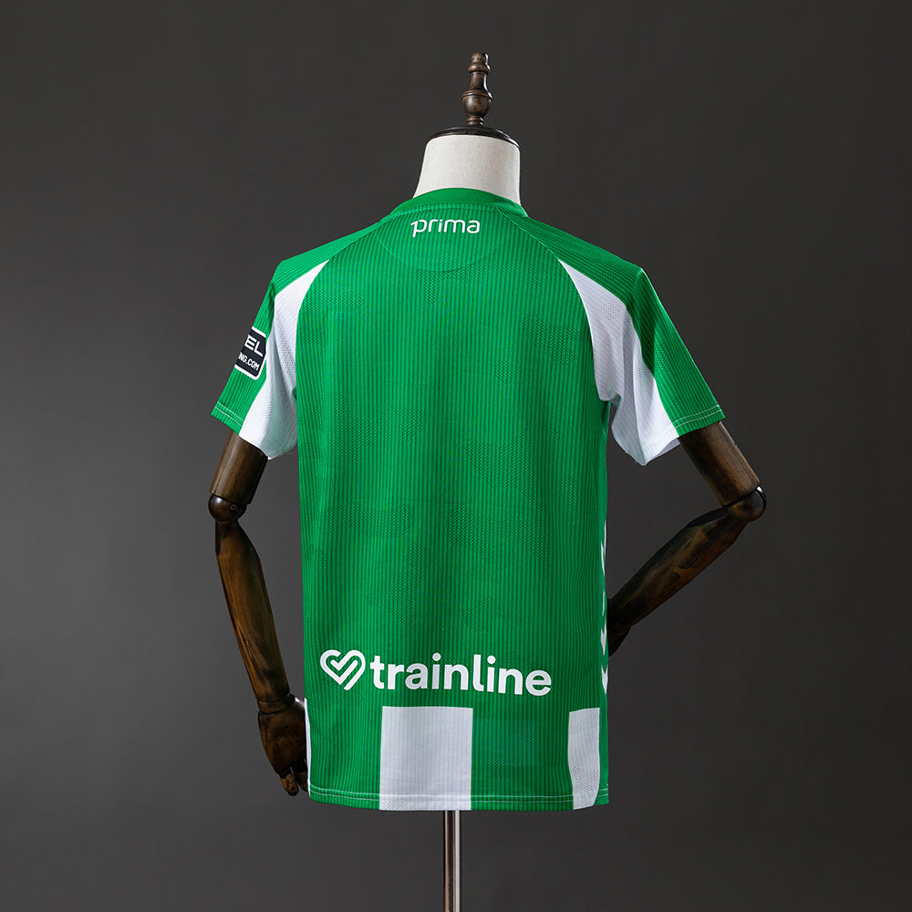 Camiseta Real Betis 2025/26 primera equipación versión fan detalle escudo – Cortita y al Pie