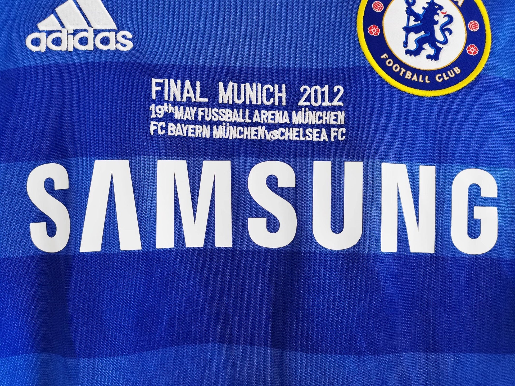 Camiseta retro Chelsea 2011/12 primera equipación lateral – Cortita y al Pie