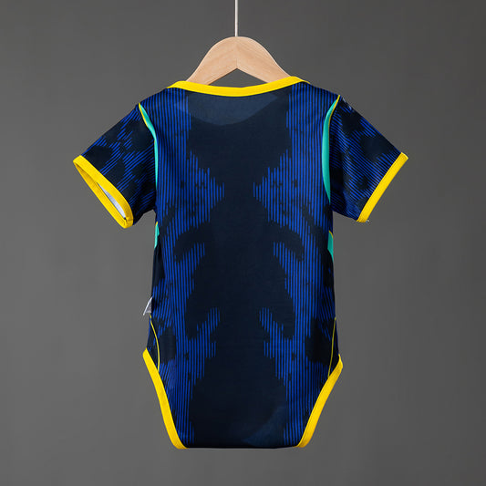 Body Brasil Mundial 2026 segunda equipación versión bebé azul detalle – Cortita y al Pie