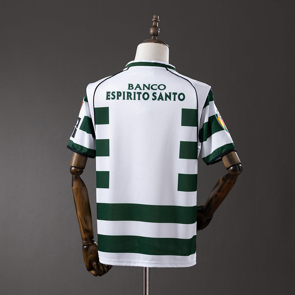Camiseta retro Sporting de Lisboa 2001/02 primera equipación detalle escudo – Cortita y al Pie