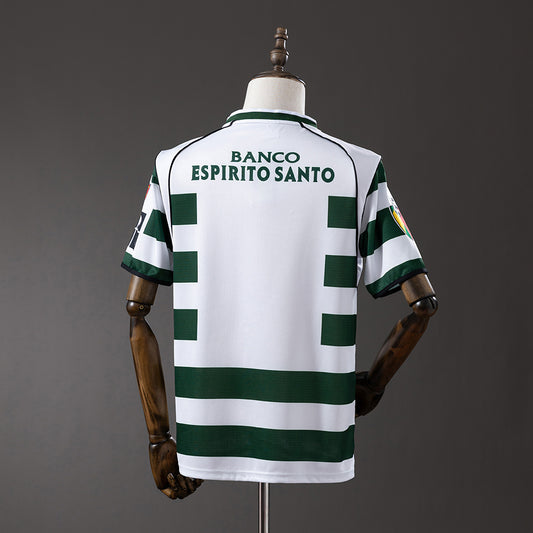 Camiseta retro Sporting de Lisboa 2001/02 primera equipación detalle escudo – Cortita y al Pie