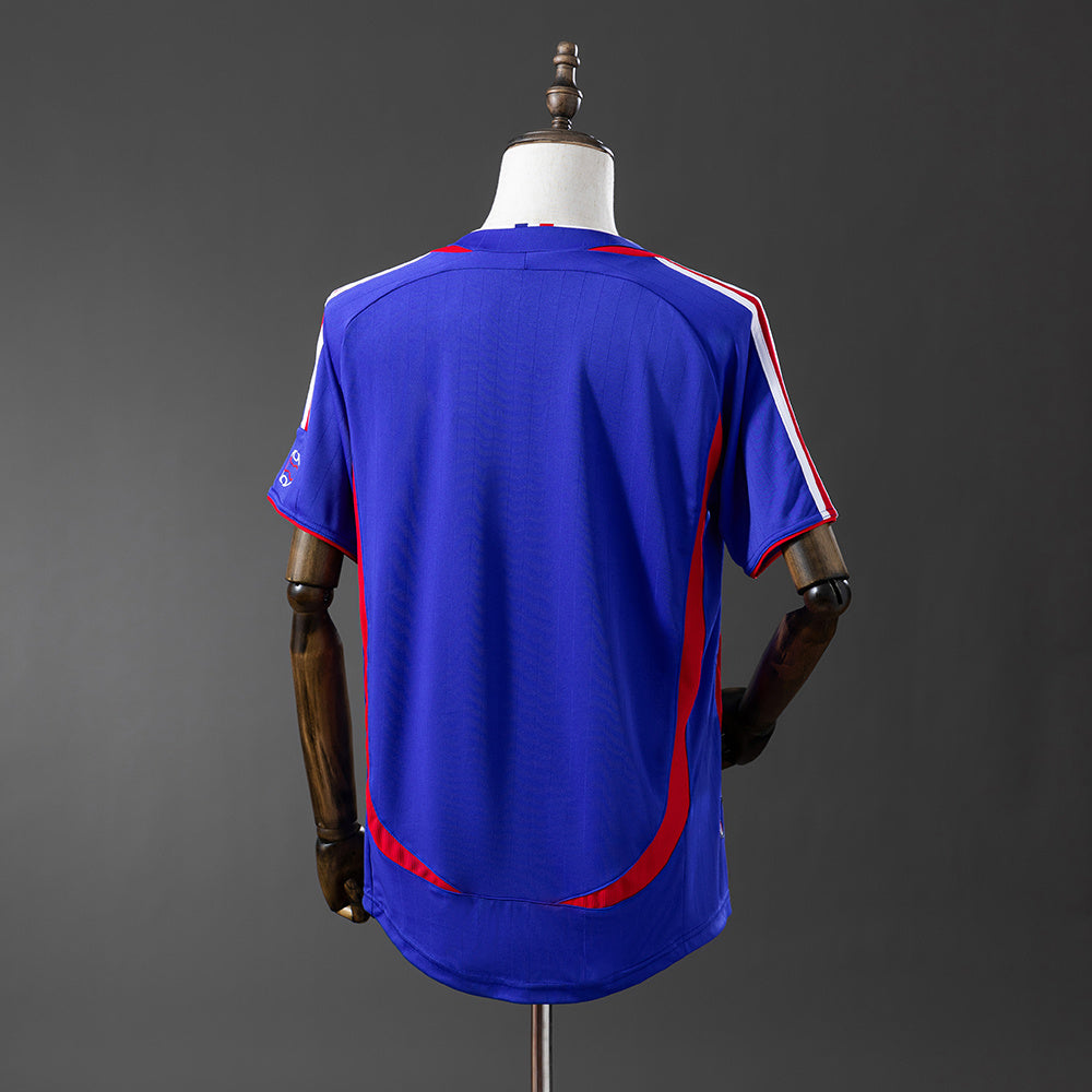 Camiseta retro Francia 2006 primera equipación detalle escudo FFF – Cortita y al Pie