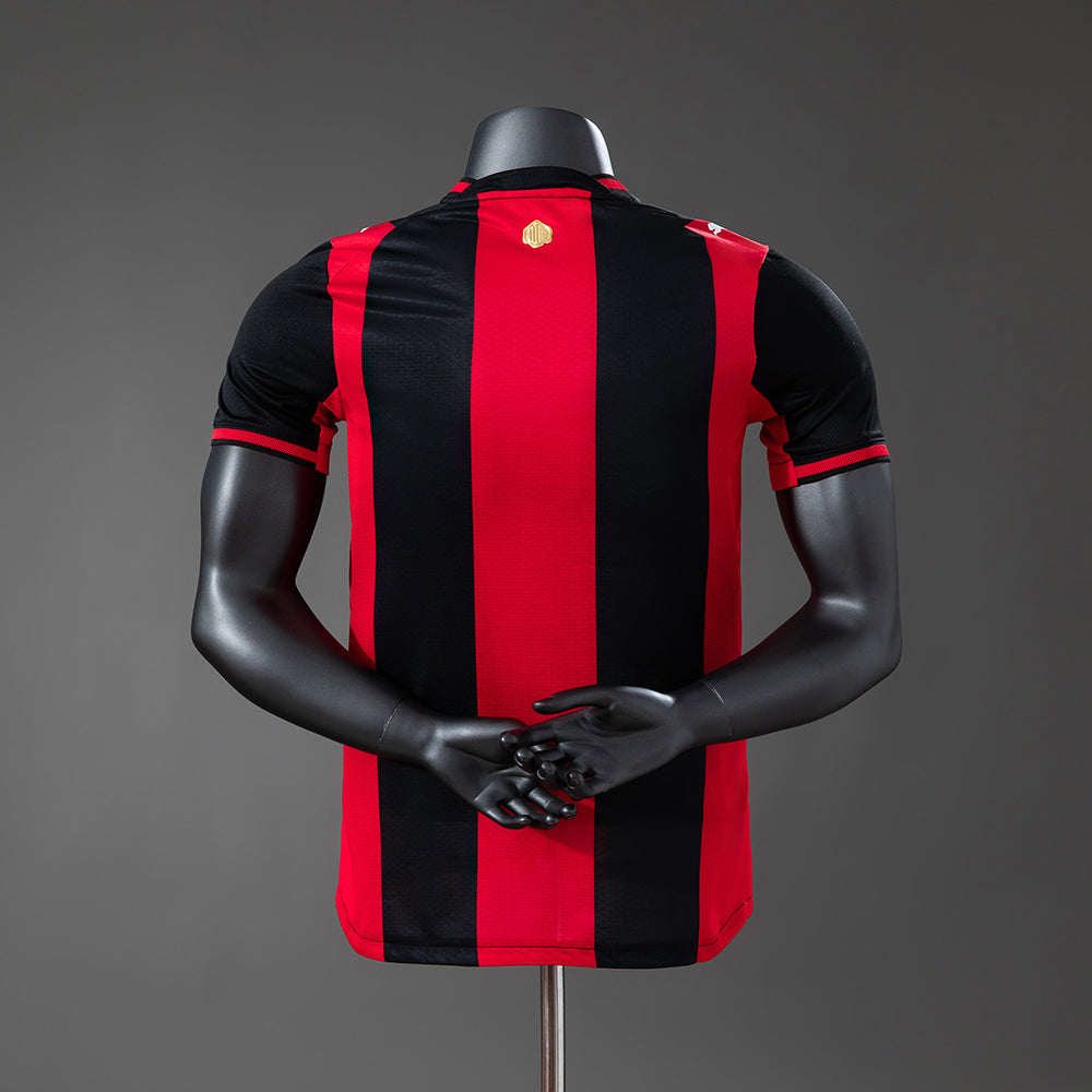 Camiseta AC Milan 2026/27 primera equipación versión jugador detalle escudo – Cortita y al Pie