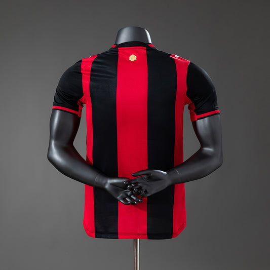 Camiseta AC Milan 2026/27 primera equipación versión jugador detalle escudo – Cortita y al Pie