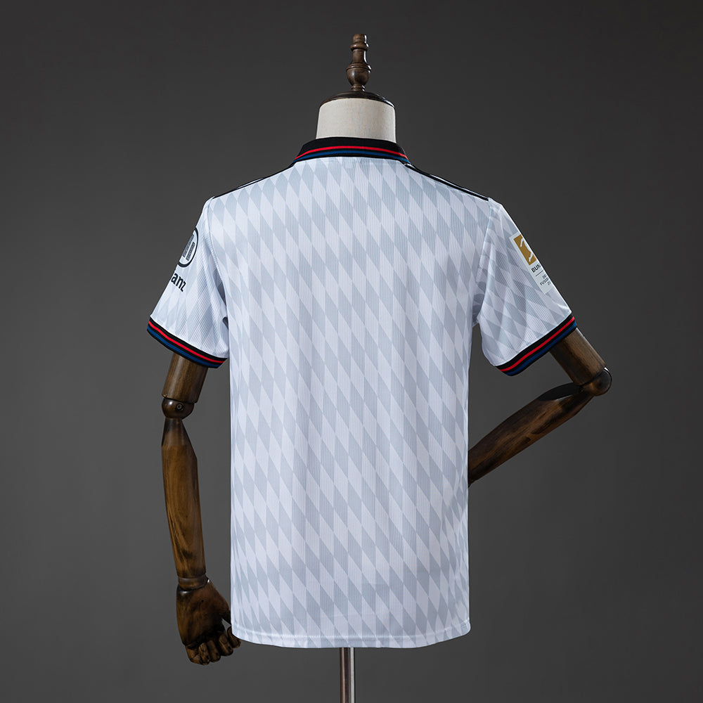 Camiseta Bayern Múnich 2026/27 segunda equipación versión fan detalle escudo – Cortita y al Pie