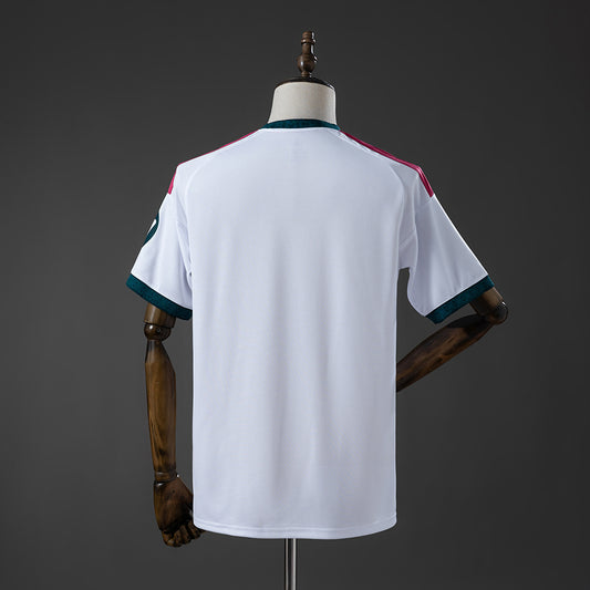 Camiseta Real Madrid 2026/27 primera equipación versión fan detalle escudo – Cortita y al Pie