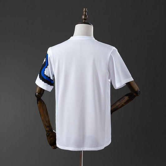Camiseta retro Inter de Milán 2010/11 segunda equipación detalle escudo Treble – Cortita y al Pie