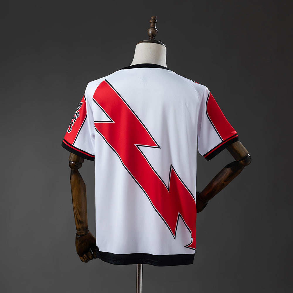Camiseta Rayo Vallecano 2025/26 primera equipación versión fan detalle franja rojiblanca – Cortita y al Pie