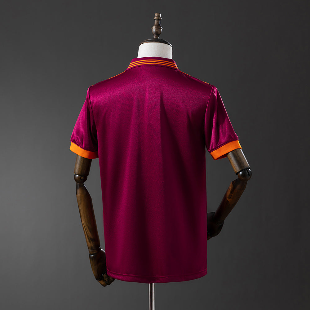 Camiseta retro Roma 1992/93 primera equipación detalle escudo – Cortita y al Pie