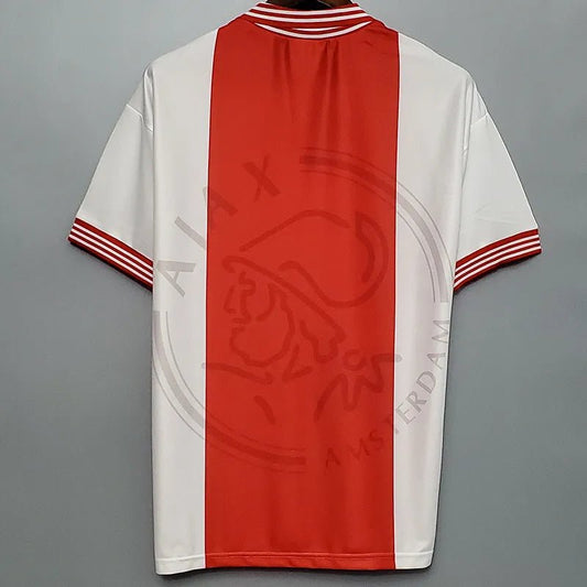 Camiseta retro Ajax 1995/96 primera equipación detalle escudo Champions – Cortita y al Pie