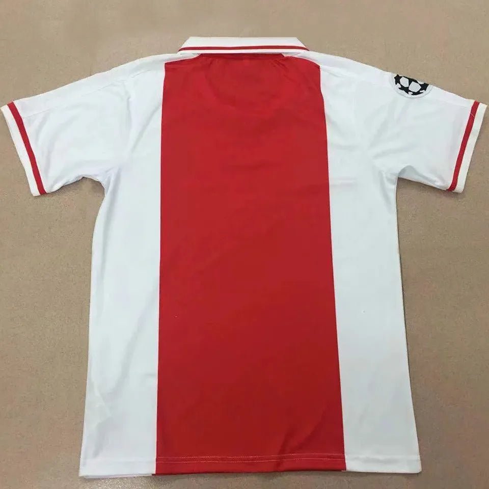 Camiseta retro Ajax 1998/99 primera equipación detalle escudo – Cortita y al Pie
