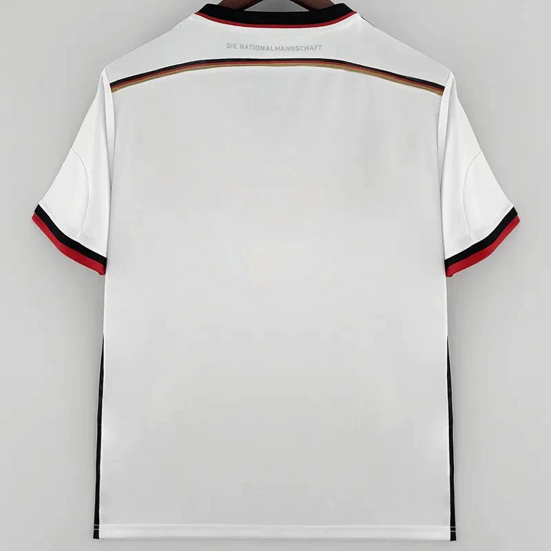 Camiseta retro Alemania 2014 primera equipación detalle escudo Götze – Cortita y al Pie
