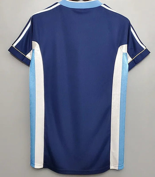 Camiseta retro Argentina 1998 segunda equipación azul detalle escudo AFA – Cortita y al Pie