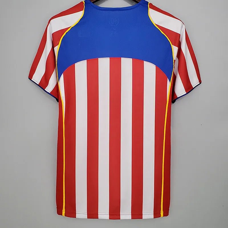Camiseta retro Atlético de Madrid 2004/05 primera equipación detalle escudo – Cortita y al Pie