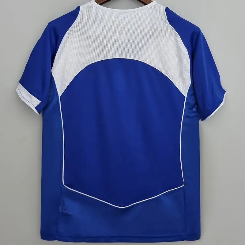 Camiseta retro Brasil 2004 segunda equipación azul detalle escudo – Cortita y al Pie