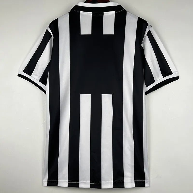 Camiseta retro Juventus 1996/97 primera equipación detalle escudo Champions – Cortita y al Pie