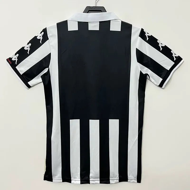 Camiseta retro Juventus 1999/00 primera equipación detalle escudo – Cortita y al Pie
