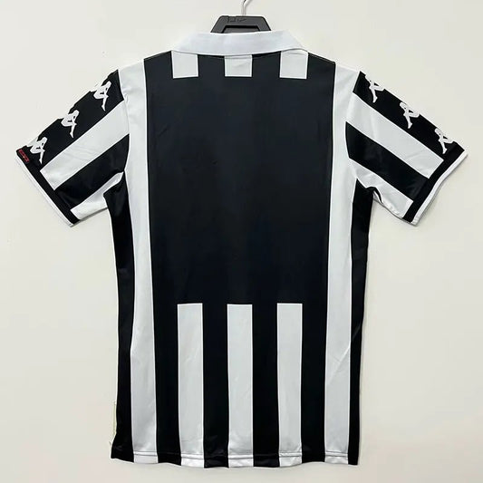 Camiseta retro Juventus 1999/00 primera equipación detalle escudo – Cortita y al Pie