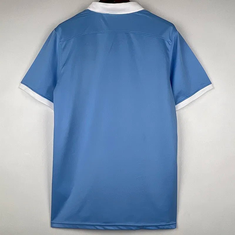 Camiseta retro Manchester City 2015/16 primera equipación detalle escudo – Cortita y al Pie
