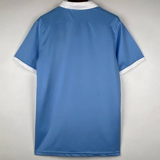 Camiseta retro Manchester City 2015/16 primera equipación detalle escudo – Cortita y al Pie